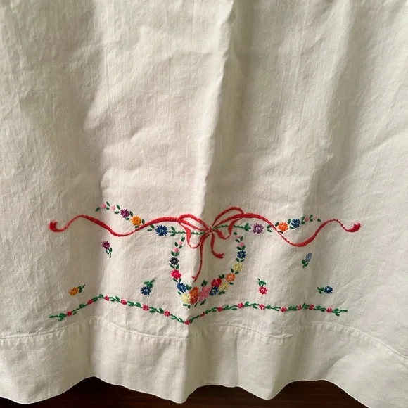 VTG Embroidered Wreath and floral pillowcase. Queen size - Picture 4 of 6